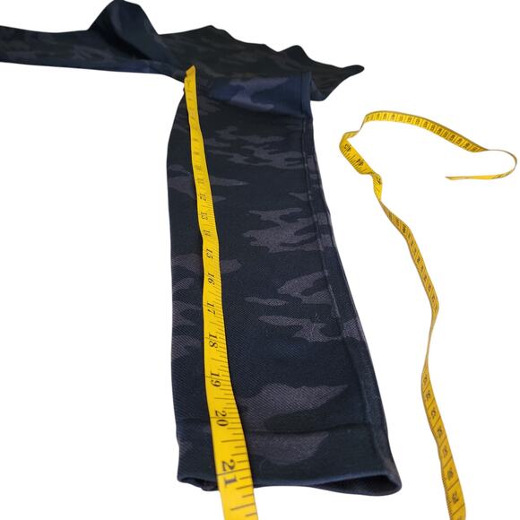 SPANX Womens Cropped Look At Me Now Leggings Size Medium Black Camo Seamless - Picture 10 of 11